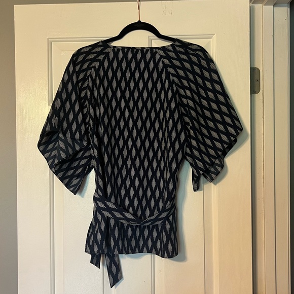 NWOT banana republic top blouse small geometric navy white tie vneck slit sleeve - Picture 3 of 9